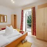 Schwarzvilla Apartman *